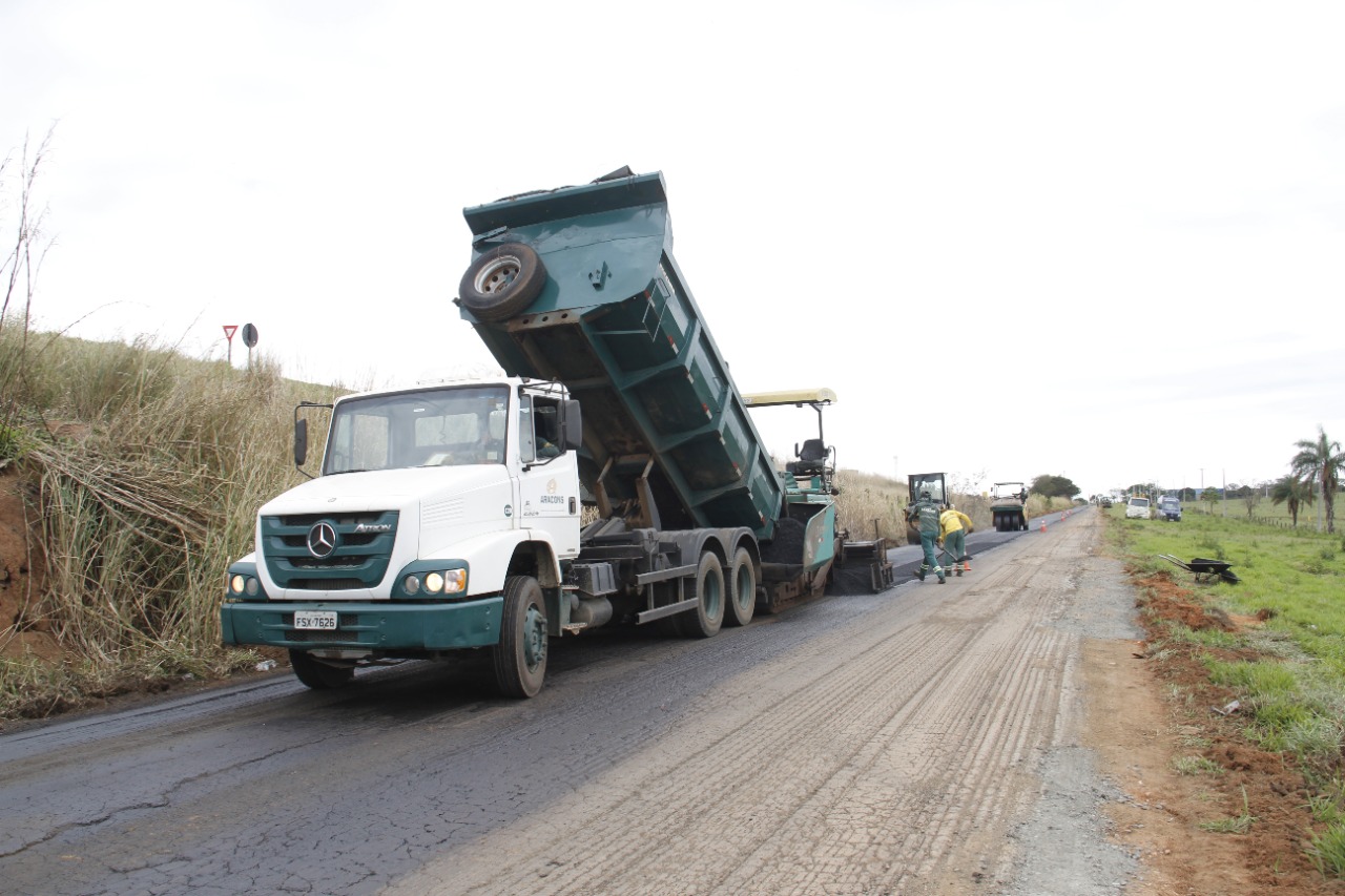 Jaguariúna inicia aplicação de asfalto em estrada municipal que dá acesso à  empresa Motorola
