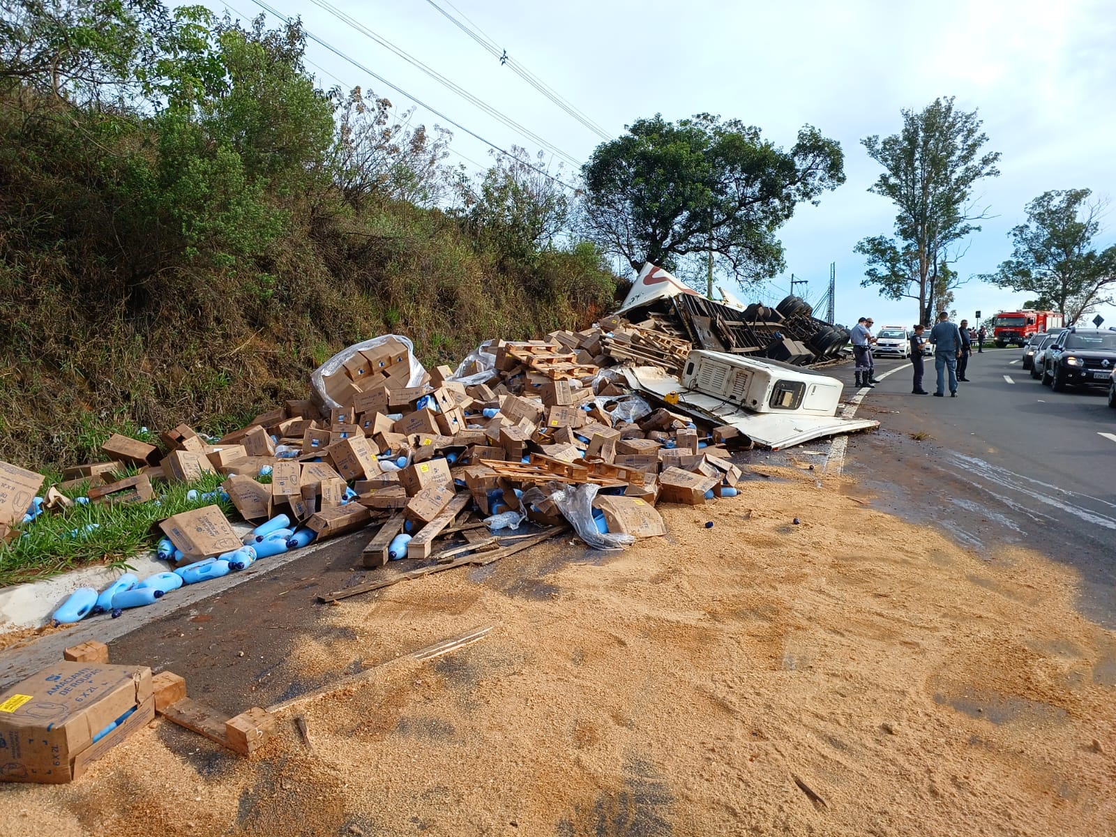 Carreta tomba carregada de papelão em Jaguariúna