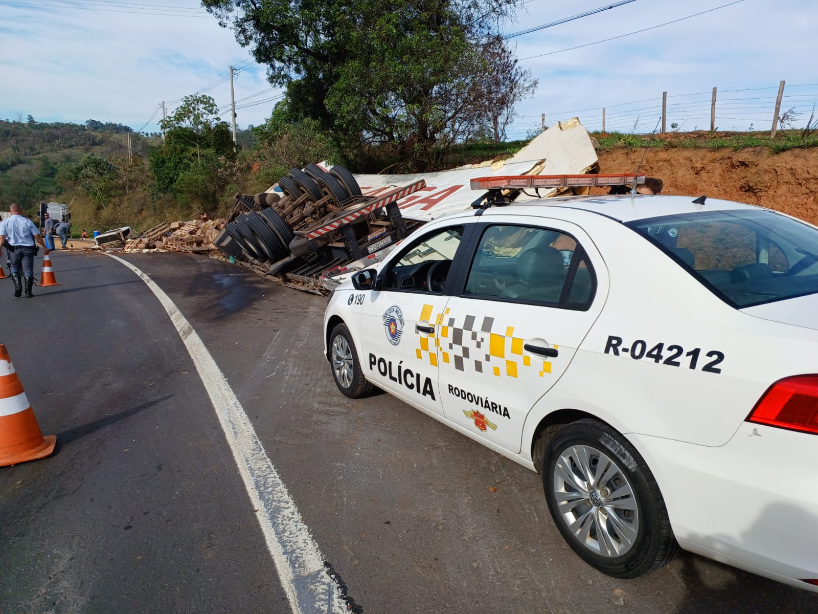 Carreta tomba carregada de papelão em Jaguariúna