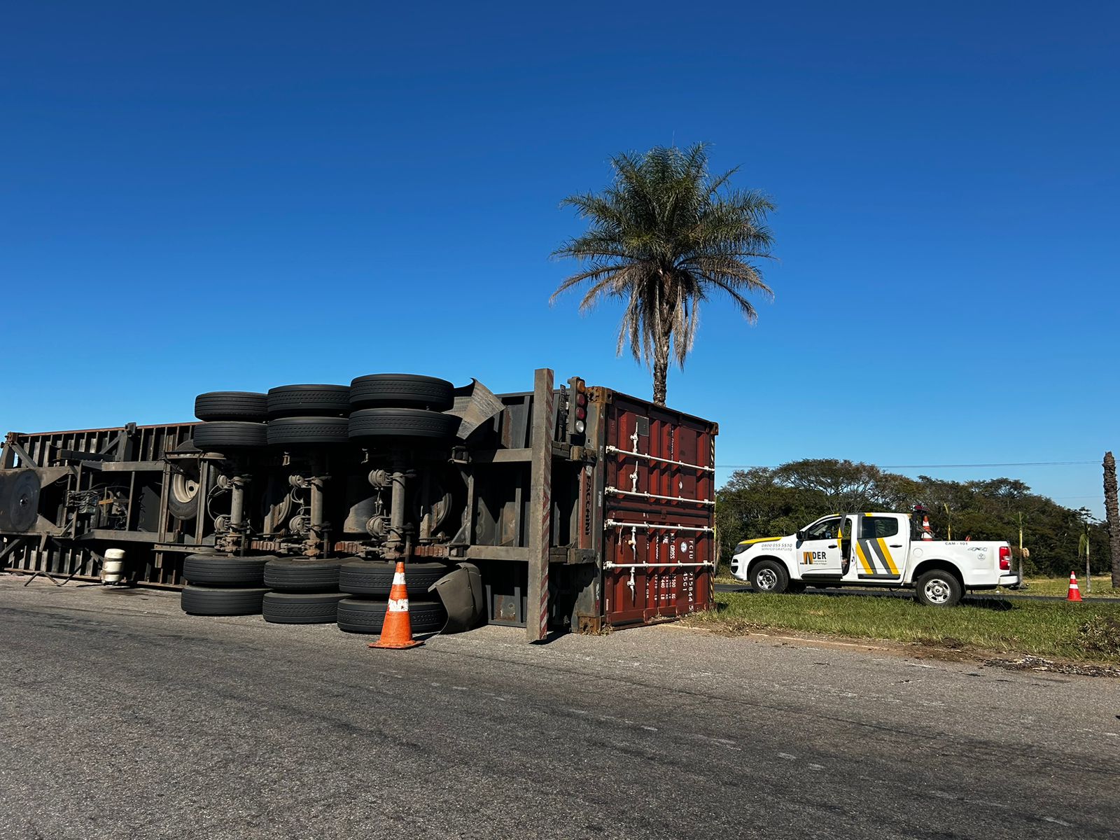 Carreta tomba carregada de papelão em Jaguariúna