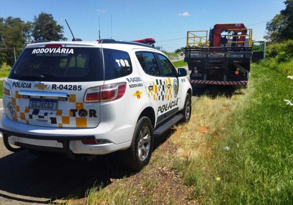 Carreta tomba carregada de papelão em Jaguariúna